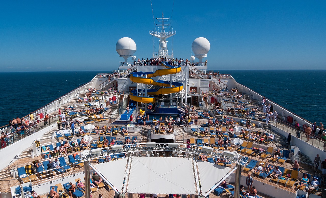 Barco de crucero en el mar